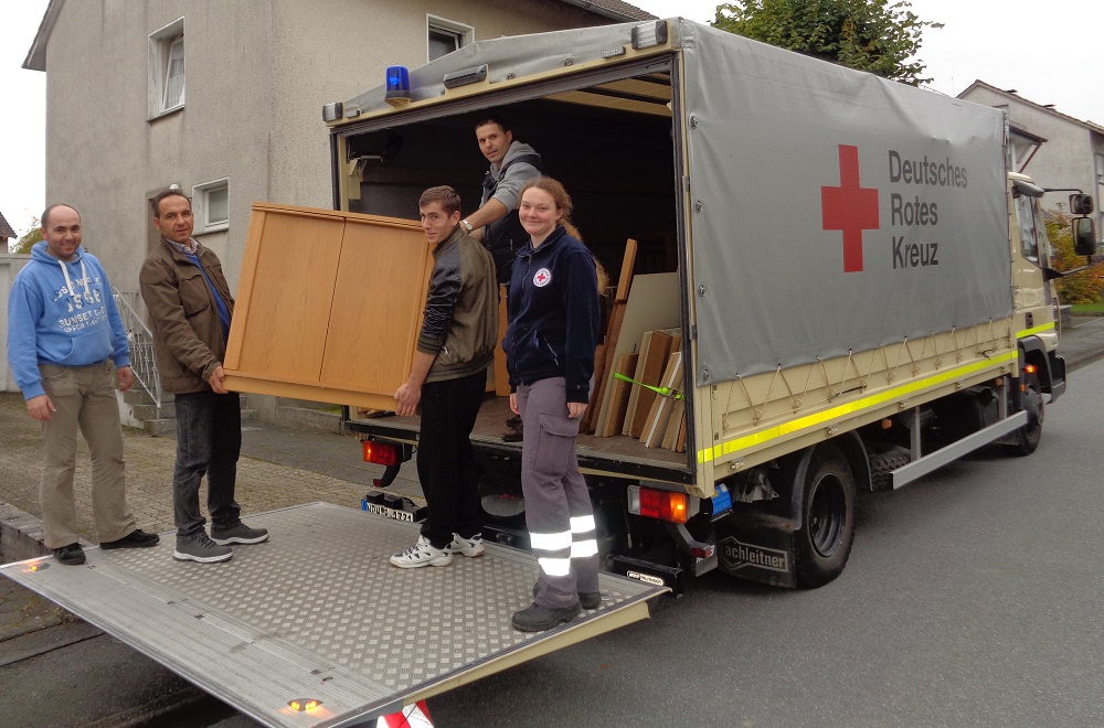 DRK-LKW beim Möbeltransport